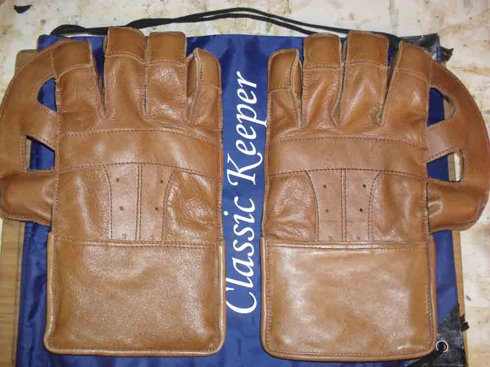 Sam Coade brown wicket keeping gloves