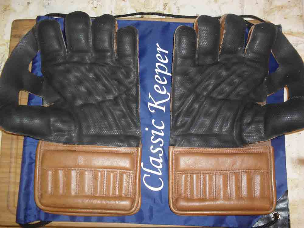 Sam Coade brown wicket keeping gloves with black palms